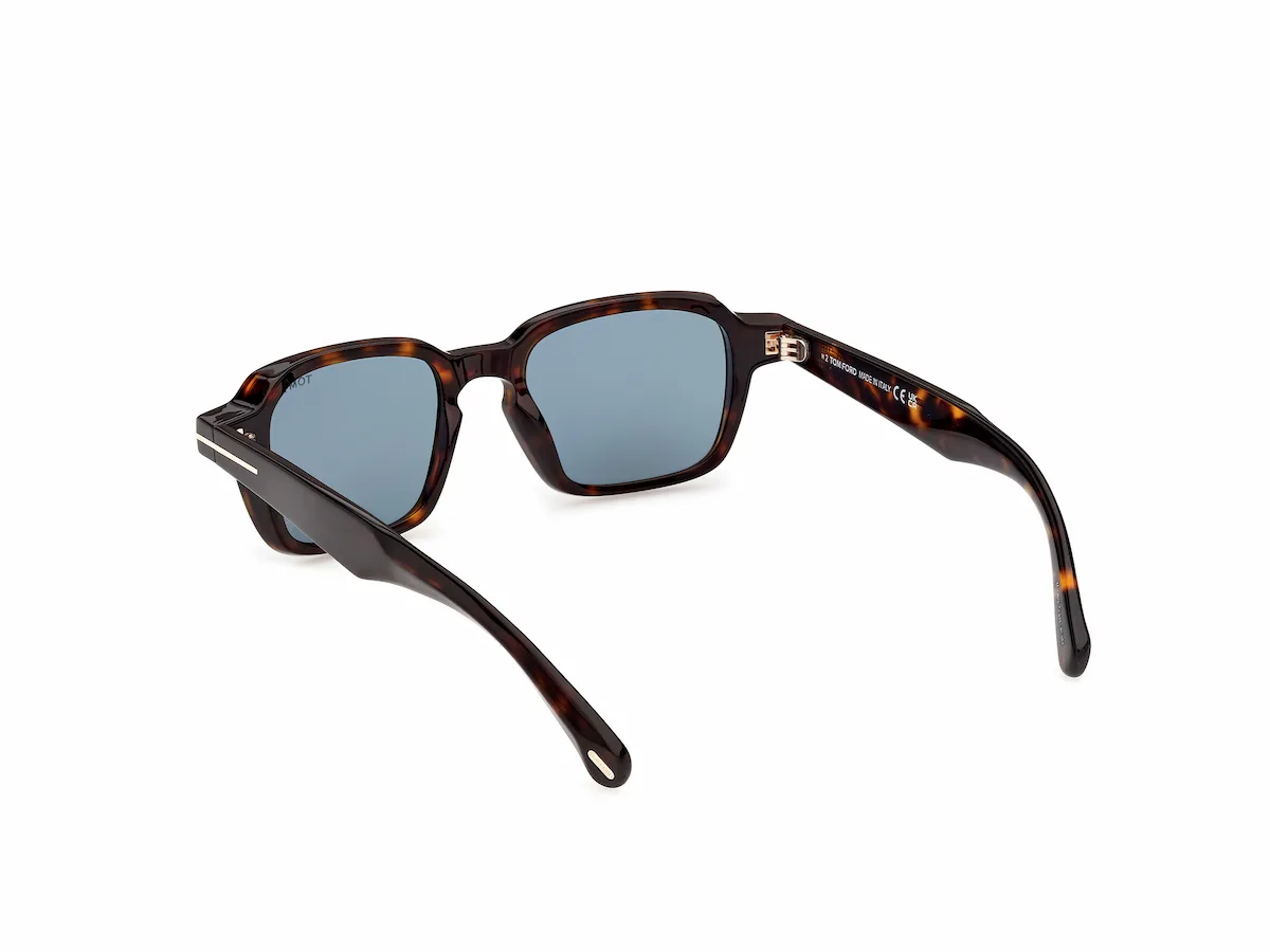 Zu sehen ist die Sonnenbrille FT1359 52V in dunkel Havanna von der Marke Tom Ford.