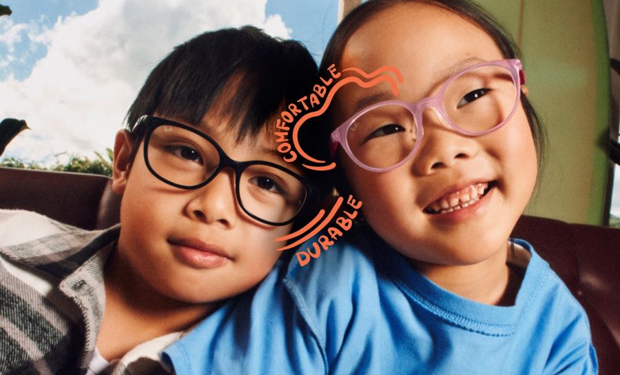 Zu sehen sind zwei Kinder mit Ray Ban Brillen.