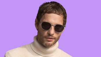 Zu sehen ist ein Mann mit einer Sonnenbrille in Metall