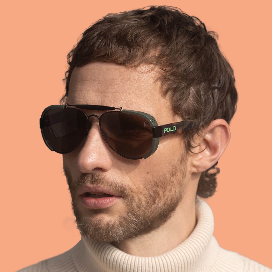 zu sehen ist ein Mann, der eine modische Doppelsteg-Sonnenbrille von Polo Ralph Lauren trägt