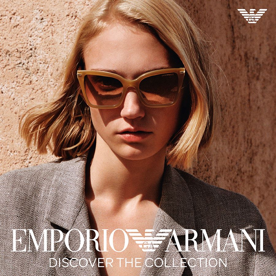 Zu sehen ist eine Frau mit einer Emporio Armani Sonnenbrille in hellbraun