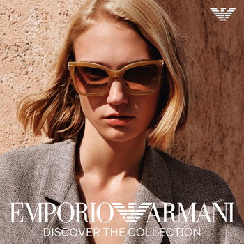 Zu sehen ist eine Frau mit einer Emporio Armani Sonnenbrille in hellbraun