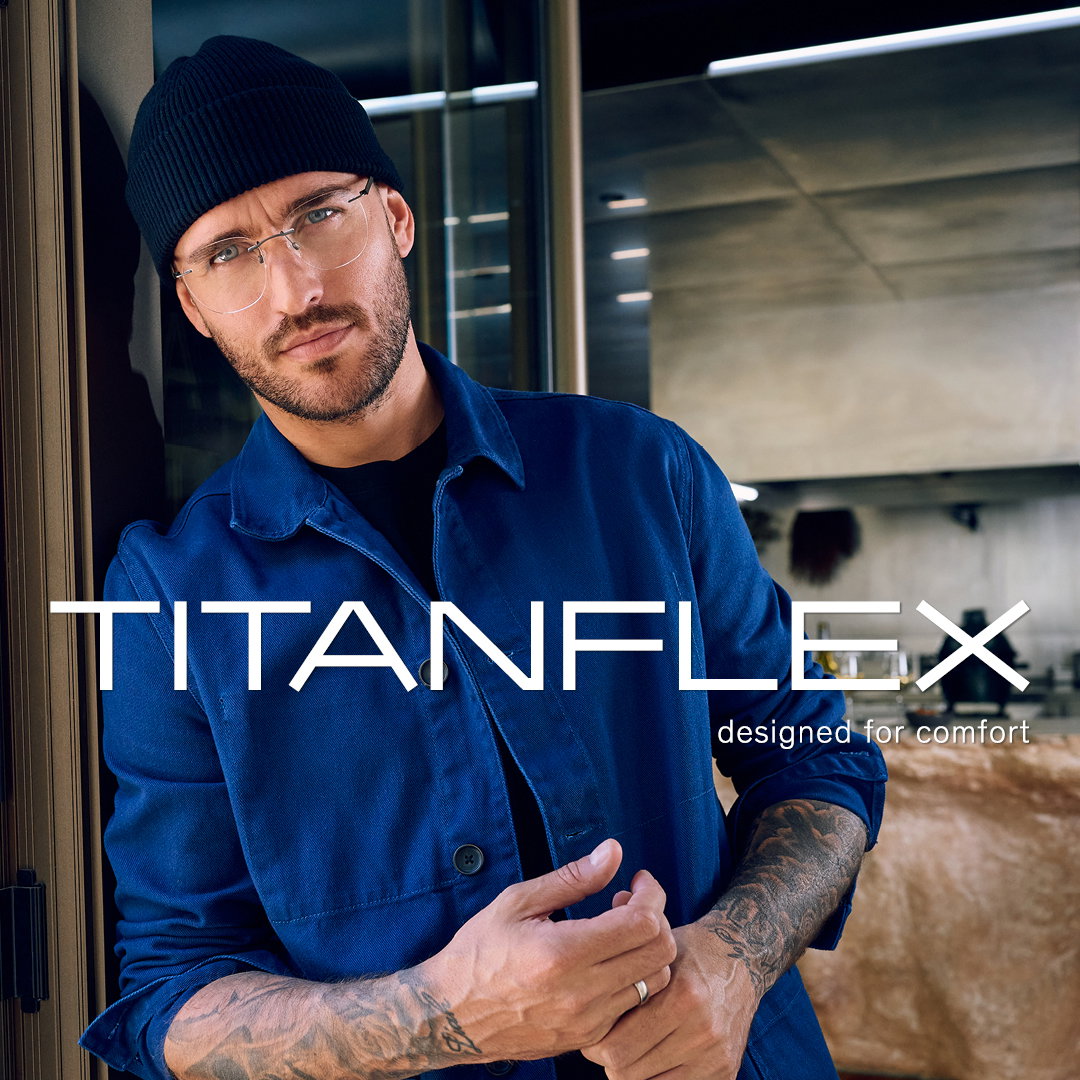Zu sehen ist ein Mann mit einer Brille der Marke Titanflex.