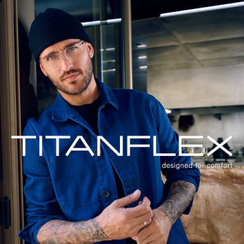 Zu sehen ist ein Mann mit einer Brille der Marke Titanflex.