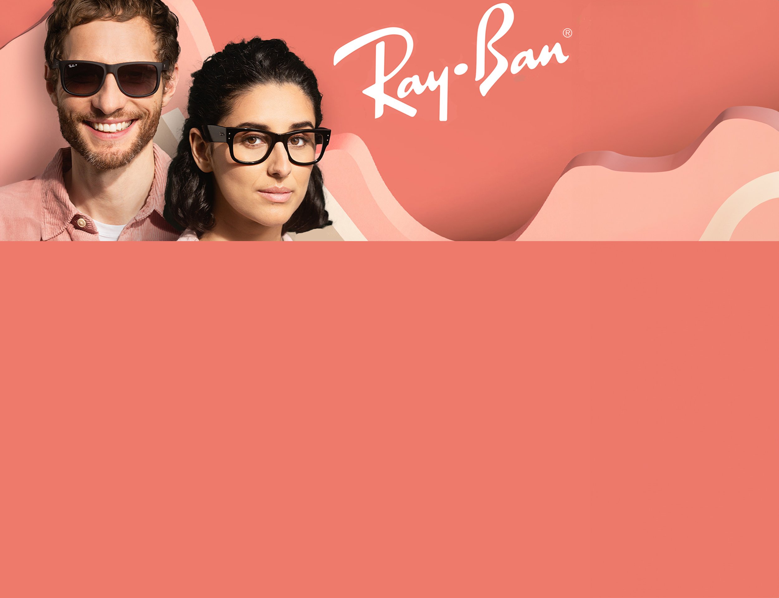 zu sehen sind ein Mann und eine Frau mit Ray-Ban-Logo vor einem lachsfarbenen Hintergrund