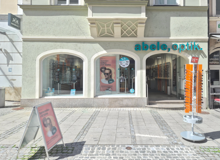 Das Bild zeigt den Eingang unserer Filiale in Ingolstadt in der Theresienstraße.