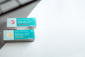 Zu sehen sind zwei Packungen Oculist Linsen
