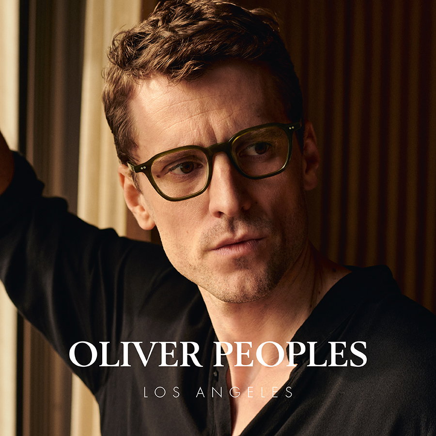 Zu sehen ist ein Mann mit einer Brille der Marke Oliver People.
