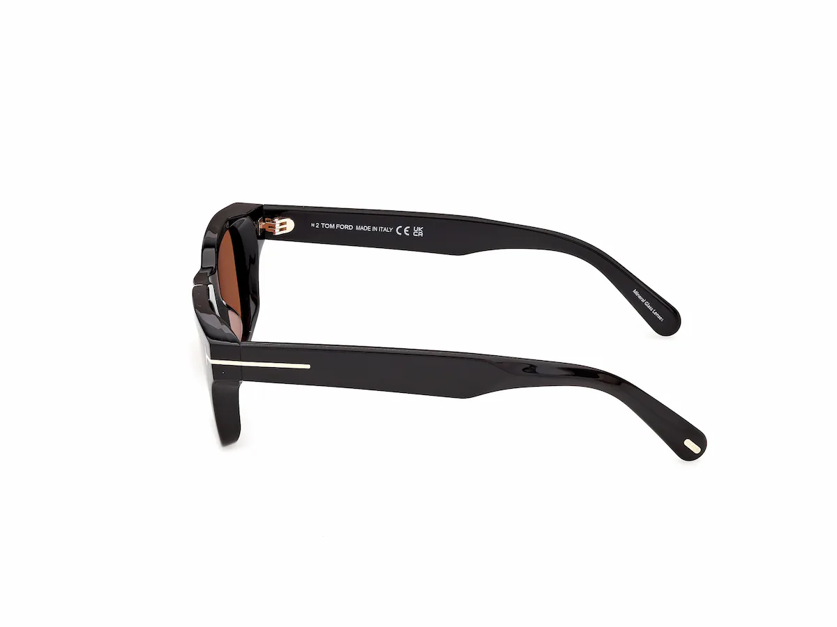 Zu sehen ist die Sonnenbrille FT1357 01E in schwarz von der Marke Tom Ford.