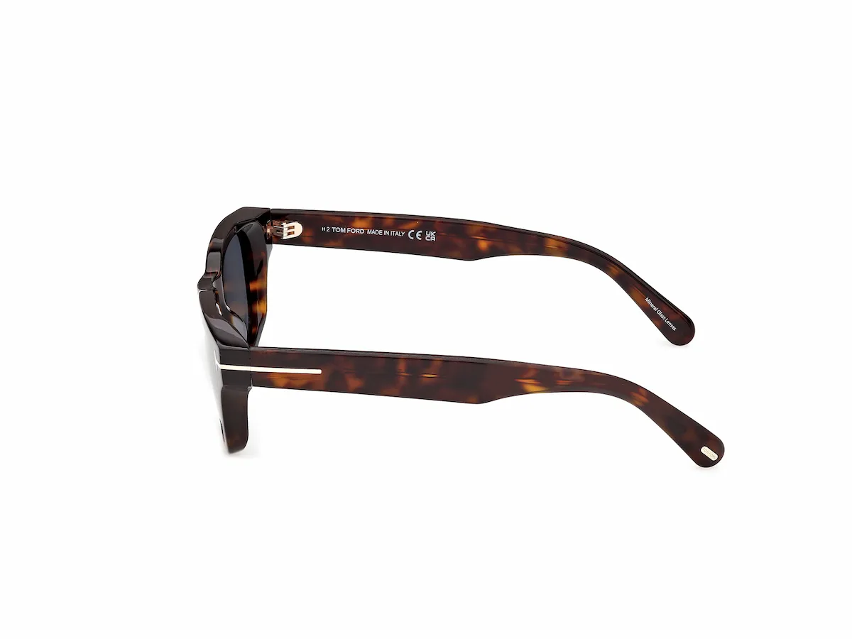 Zu sehen ist die Sonnenbrille FT1357 52A in havanna von der Marke Tom Ford.