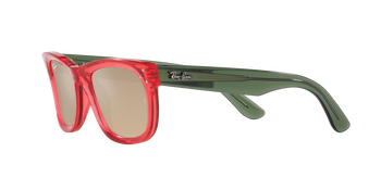 Das Bild zeigt die Sonnenbrille 0RBR0502S 67132O von der Marke Ray Ban in rot transparent.