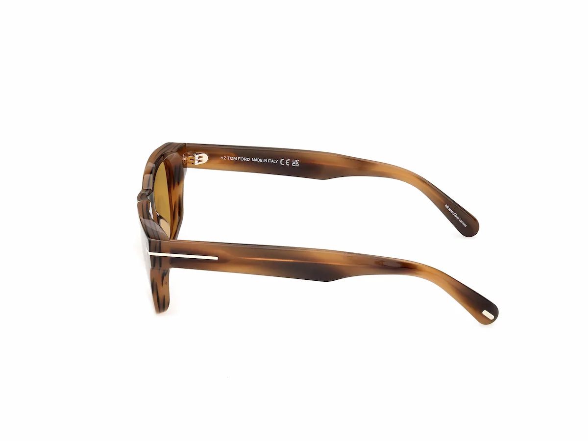 Zu sehen ist die Sonnenbrille FT1357 55E in Havanna von der Marke Tom Ford.