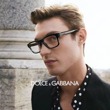 Zu sehen ist ein Mann mit einer eckigen Kunststoff-Brille von Dolce&Gabbana