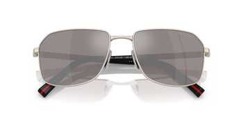 Auf diesem Bild sehen Sie die Sonnenbrille 0PR 0200 von Prada in der Farbe Silber.