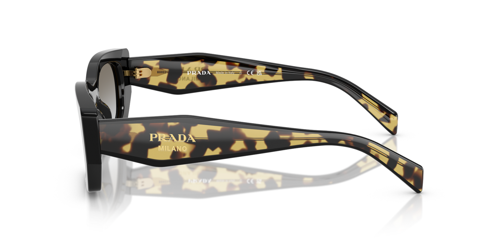 Auf diesem Bild sehen Sie die Prada Sonnenbrille 0PR B05S in der Farbe Schwarz.