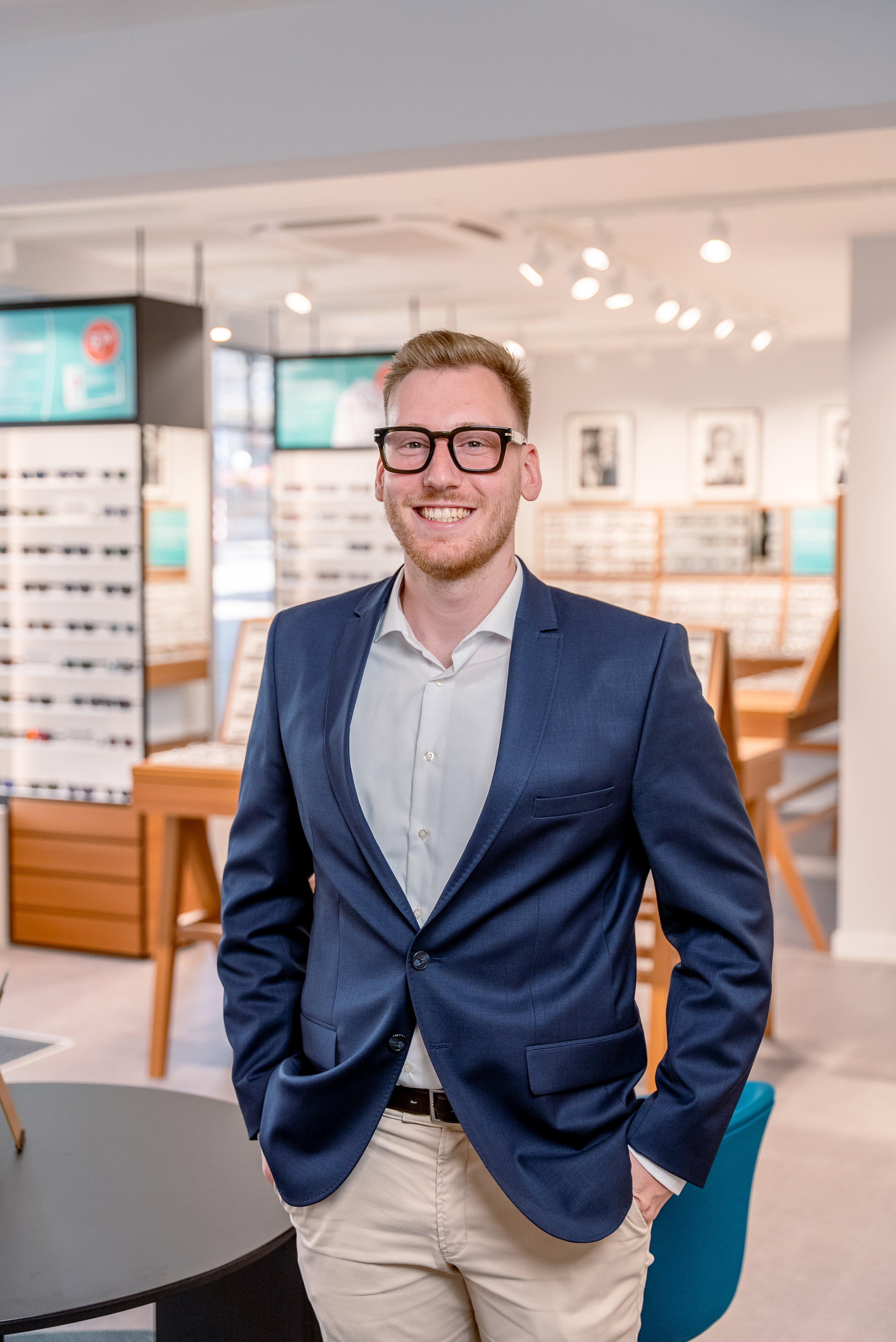 Das Bild zeigt einen Mitarbeiter. er hat die Hände in den Hosentaschen.