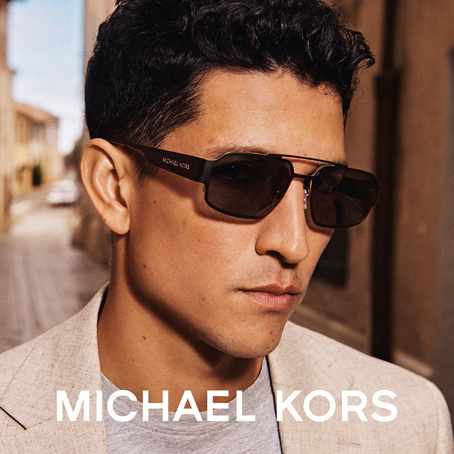 Zu sehen ist ein Mann mit einer Sonnenbrille der Marke Michael Kors