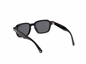 Zu sehen ist die Sonnenbrille FT1359 01A in schwarz von der Marke Tom Ford.