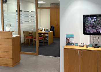 Das Bild zeigt den Empfangsbereich unserer Hörgeräte-Abteilung in Ansbach.