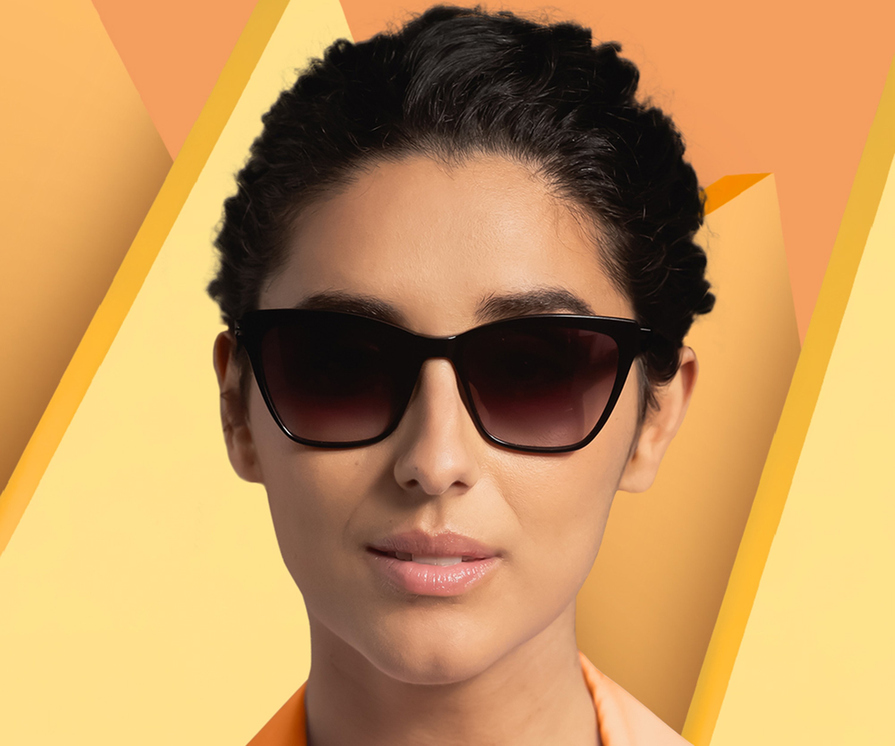 zu sehen ist eine Frau mit einer Sonnenbrille in Sehstärke von Abele Optik