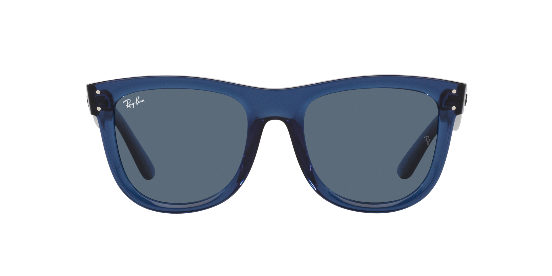 Das Bild zeigt die Sonnenbrille RBR0502S 67083A von der  Marke Ray Ban in dunkelblau transparent
