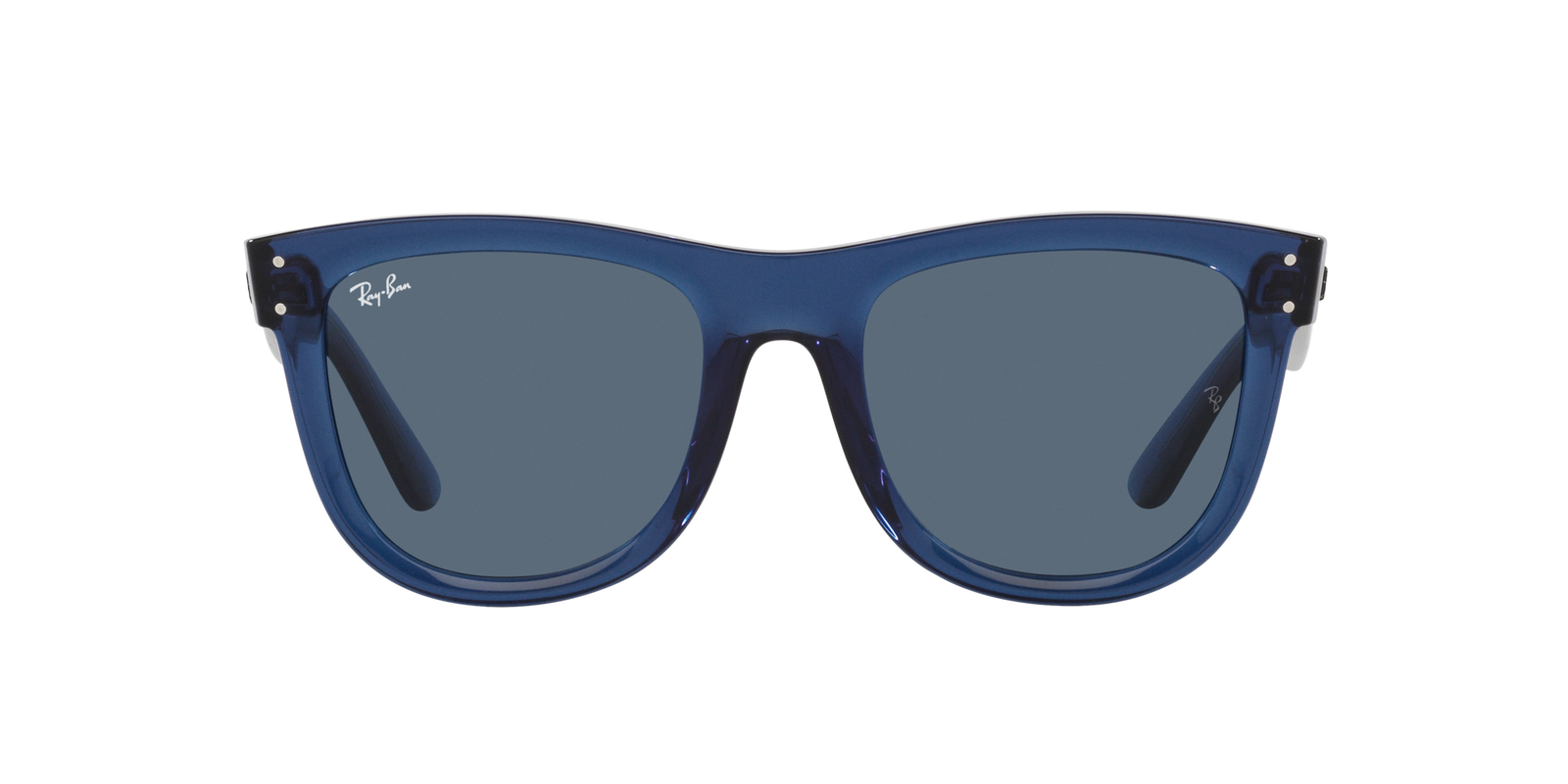 Das Bild zeigt die Sonnenbrille RBR0502S 67083A von der  Marke Ray Ban in dunkelblau transparent