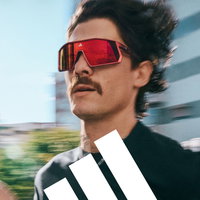 Zu sehen ist ein Mann mit einer Adidas Sport Sonnenbrille