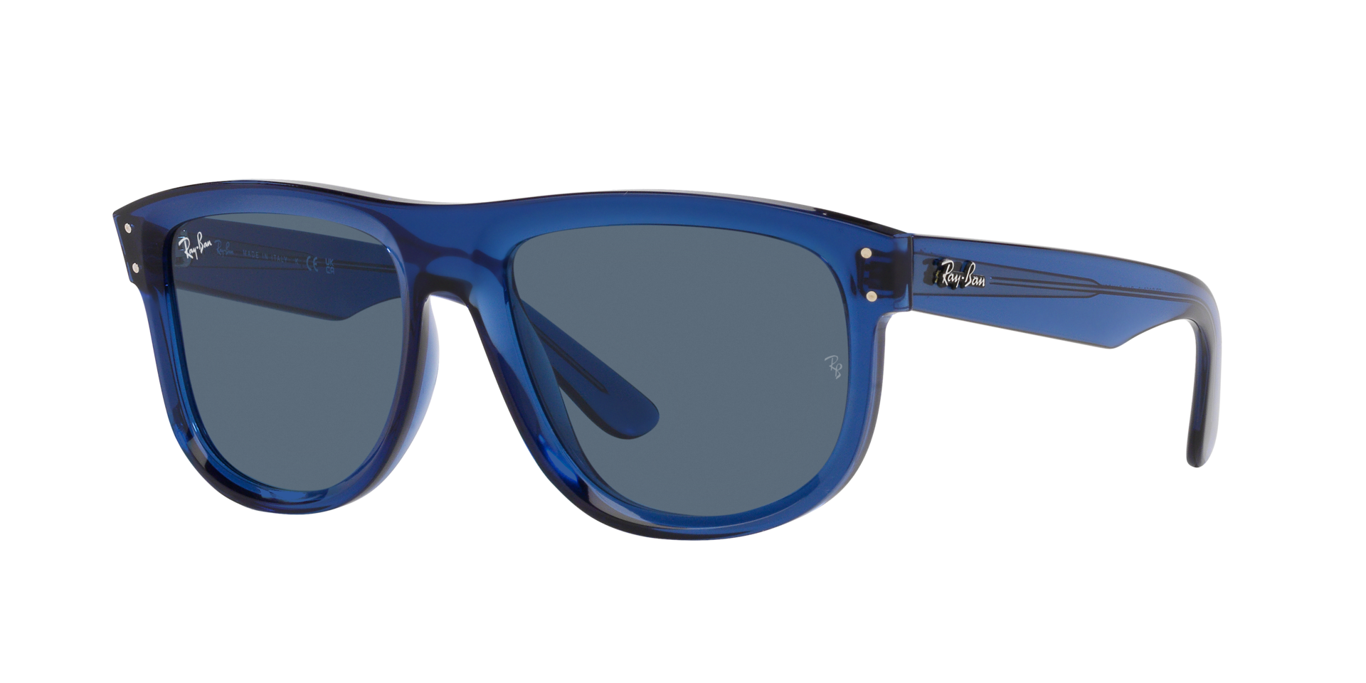 Das Bild zeigt die Sonnenbrille RBR0501S 67083A von der  Marke Ray Ban in dunkelblau transparent