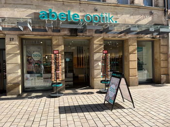 Das Bild zeigt den Eingang unserer Filiale in Fürth.