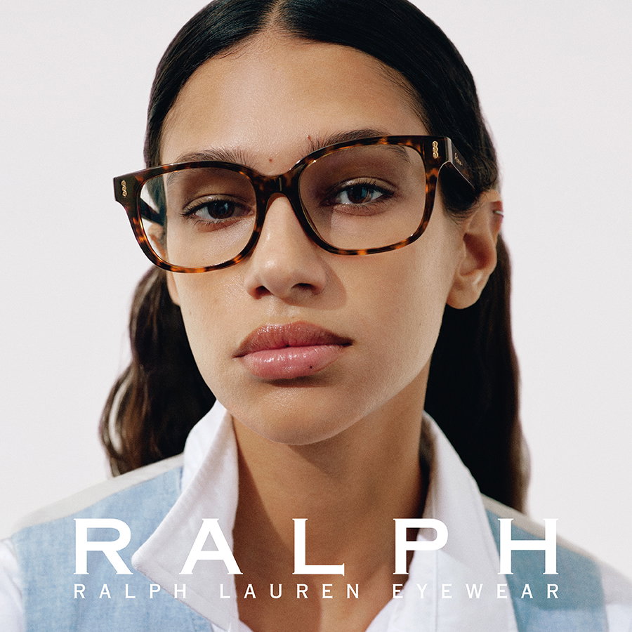 Zu sehen ist eine Frau mit einer Brille der Marke Ralph.