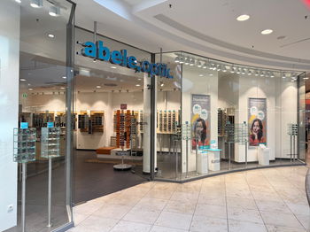 Das Bild zeigt den Eingang unserer Filiale in Leverkusen., Geschäft, Person, Schuhgeschäft