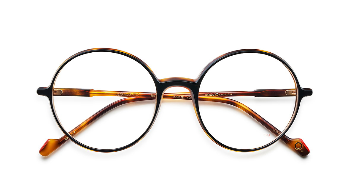 Das Bild zeigt die Korrektionsbrille LIGHT5 BKHV von der Marke Etnia Barcelona in schwarz/havanna.
