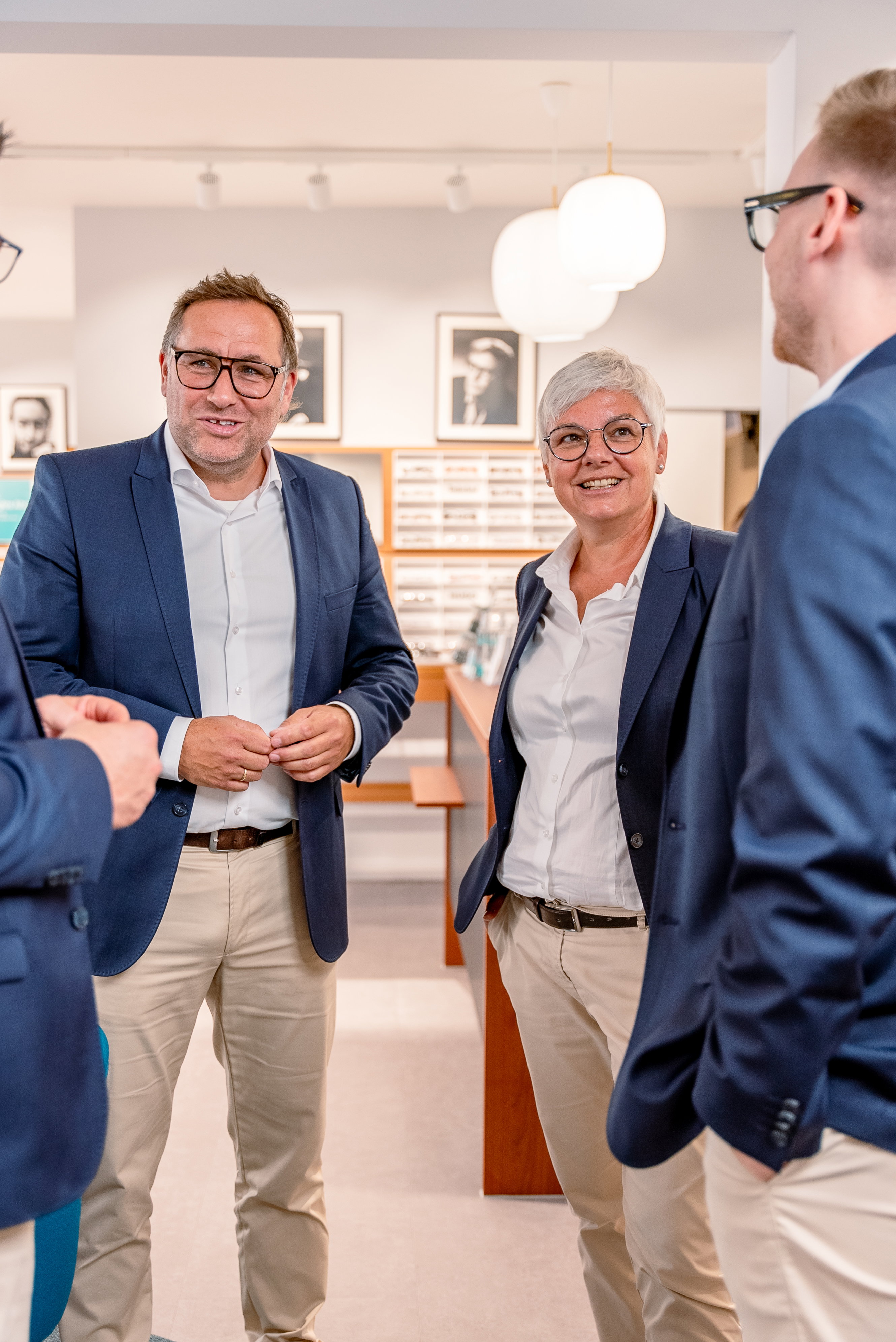 Das Bild zeigt eine Gruppe Mitarbeiter von Abele Optik, die sich unterhalten.