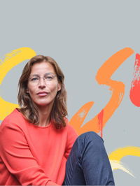 Zu sehen ist eine Frau mit einer Titanbrille