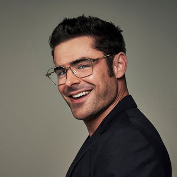 Zu sehen ist ein Mann mit einer Police Brille.