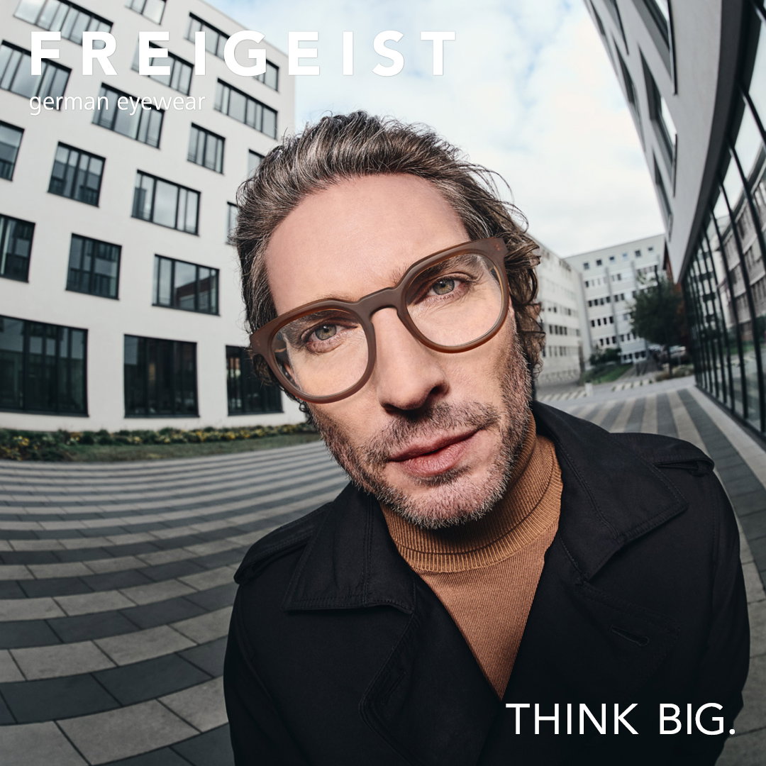 Zu sehen ist ein Mann mit einer Brille der Marke Freigeist.