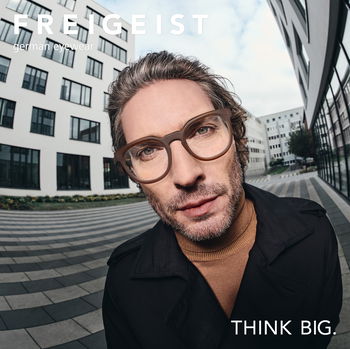 Zu sehen ist ein Mann mit einer Brille der Marke Freigeist.