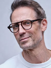 Zu sehen ist ein Mann mit einer Brauen Kunststoff Brille