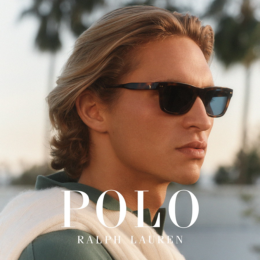 Zu sehnen ist ein Mann mit einer Sonnenbrille der Marke Polo
