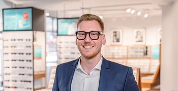 Das Bild zeigt einen Mitarbeiter in einer Filiale von Abele Optik.