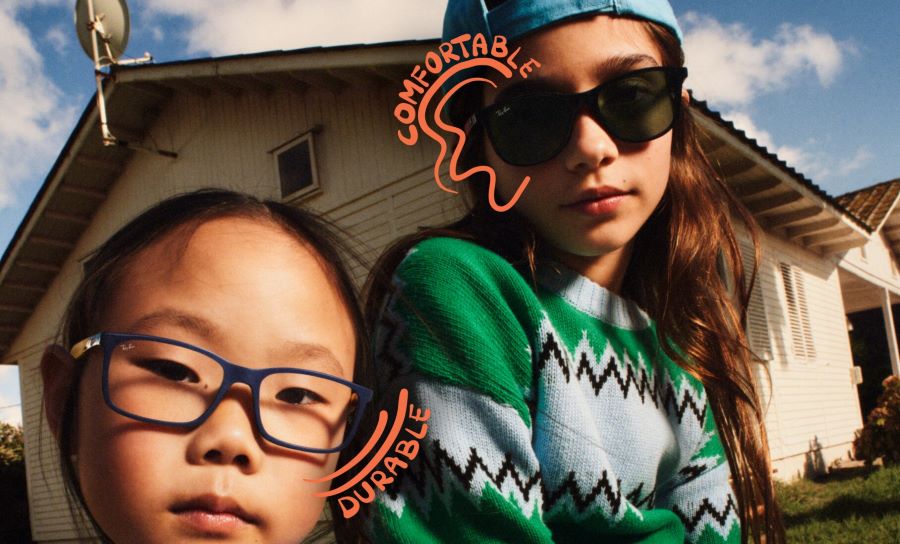Zu sehen sind zwei Kinder mit einer Ray Ban Brille und Sonnenbrille