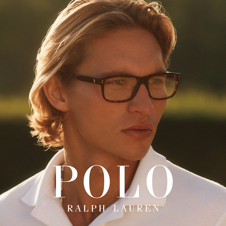 Zu sehen ist ein Mann mit einer Brille der Marke Polo.