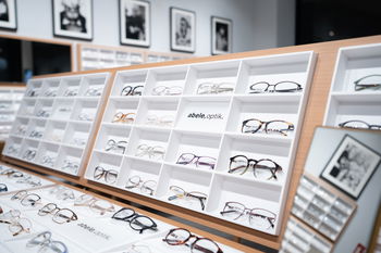 Das Bild zeigt eine Regal mit BRillenfassungen der Abele Kollektion.