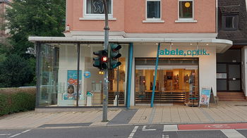 Das Bild zeigt den Eingang unserer Filiale in Marburg.