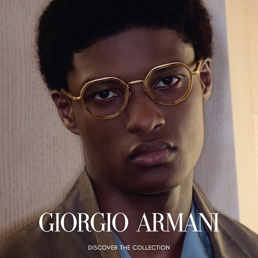 Zu sehen ist ein Mann mit einer goldenen Brille von der Marke Giorgio Armani.