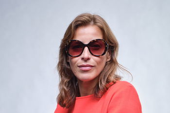 zu sehen ist eine Frau mit gemusterter Trend-Sonnenbrille in Oversize-Größe