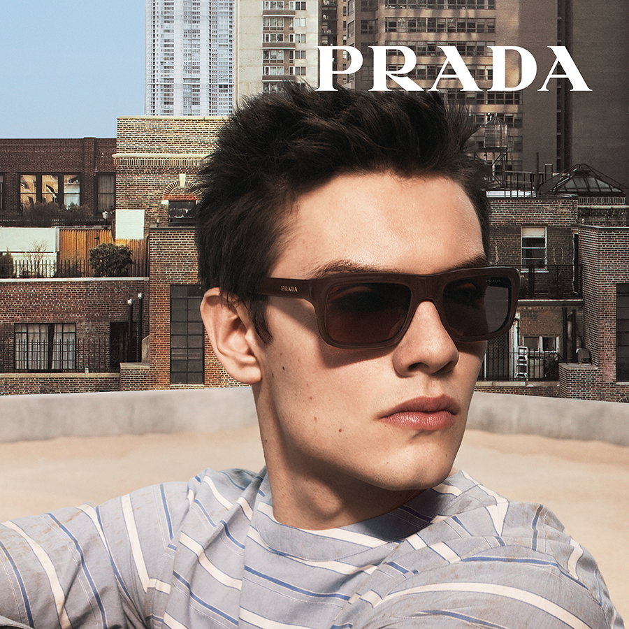 Zu sehne ist ein Mann mit einer Sonnenbrille der Marke Prada.