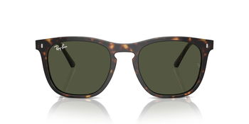 Das Bild zeigt die Sonnenbrille RB2210 902/31 von der Marke Ray-Ban in Havanna.
