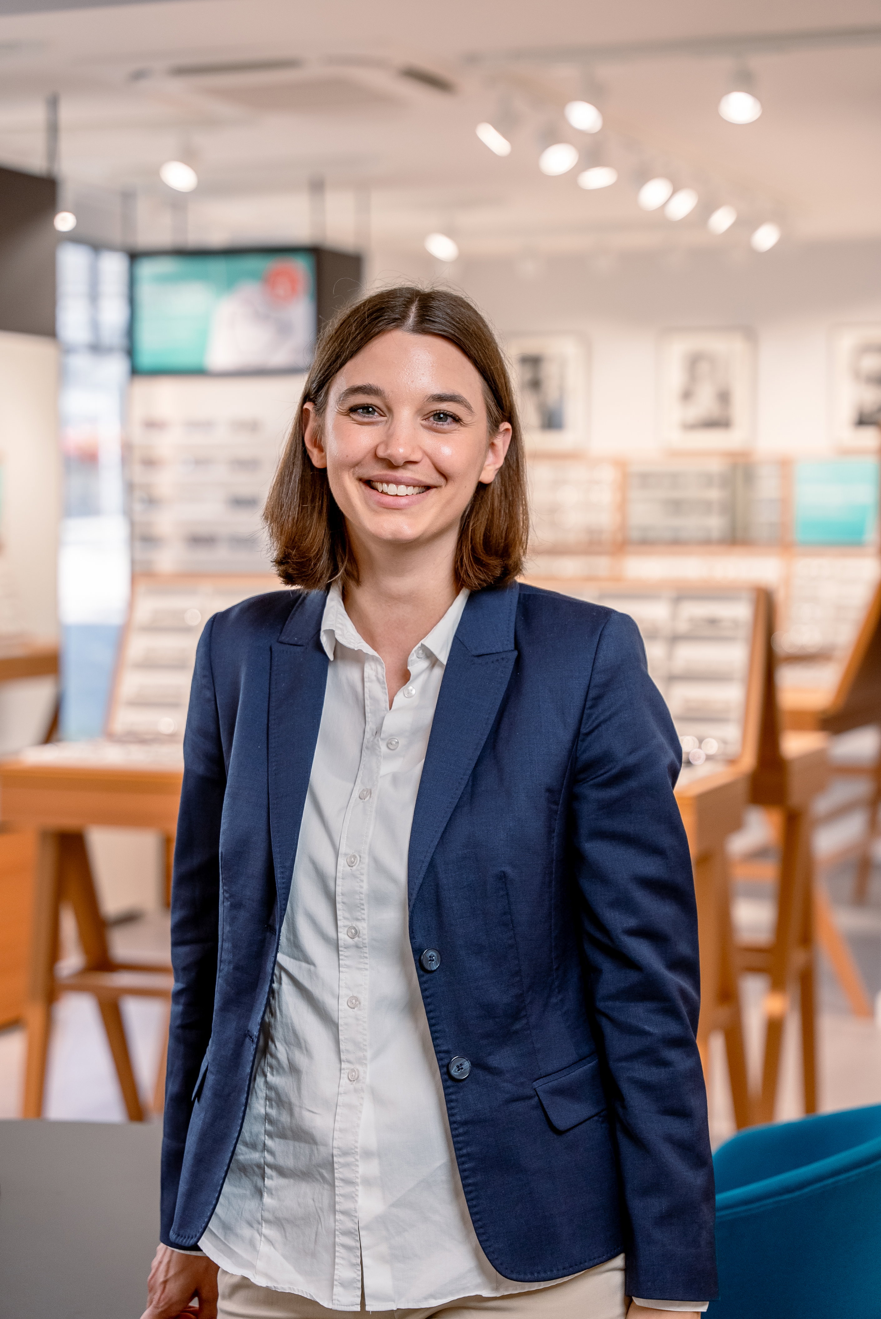 Das Bild zeigt eine fröhliche Mitarbeiterin in unserem Laden.